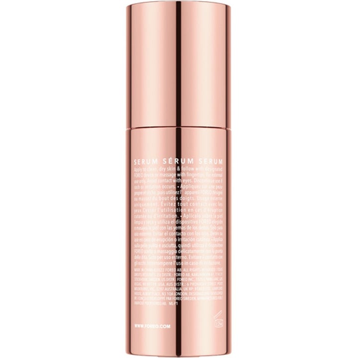 FOREO BEAR 2 Serum fugtgivende ansigtsserum i en metallisk rosaguld flaske med hvid tekst og instruktioner