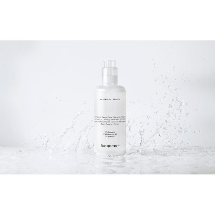 Niche Beauty Lab Transparent Lab Oil-Based Cleanser 200 ml blødgørende ansigtsrens i hvid pumpeflaske med vandstænk