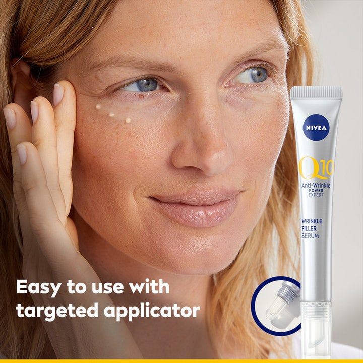 NIVEA Q10 Power Expert Wrinkle Filler Serum 15 ml mod rynker påført under øjet med præcis applikator.
