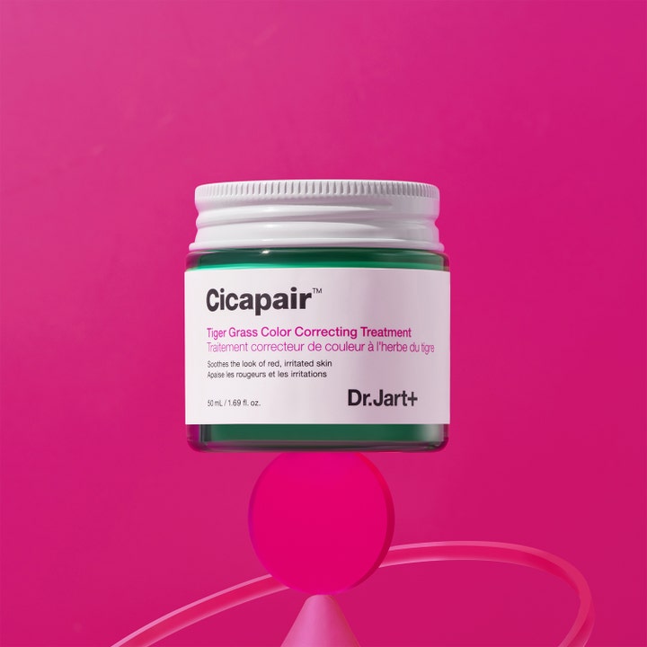 Dr.Jart+ Cicapair Tiger Grass Color Correcting Treatment 50 ml beroligende creme i grøn glaskrukke mod pink baggrund