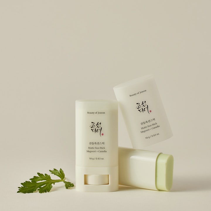 Beauty of Joseon Matte Sun Stick 18 g mattgørende solstift i hvidt hylster med lysegrøn tekstur og en grøn kvist
