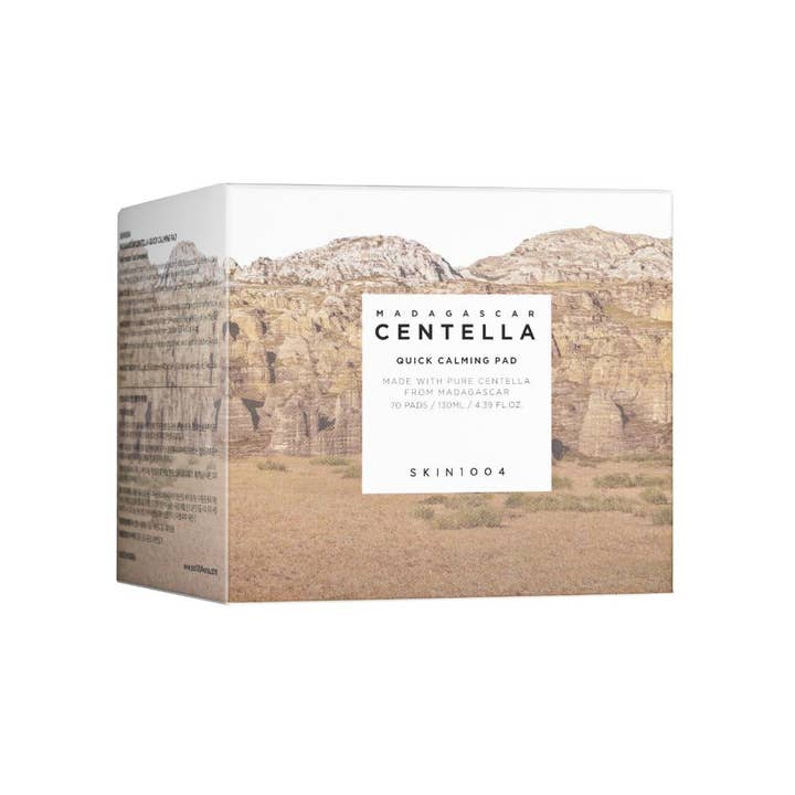 SKIN1004 Madagascar Centella Quick Calming Pad 130 ml beroligende pads i hvid æske med et tørt bjerglandskab