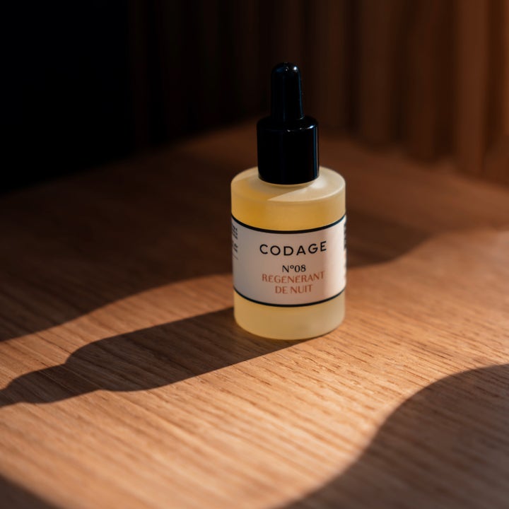 Codage Paris The Serum N°08 Night Rejuvenation 30 ml regenererende natserum i frostet glasflaske på træ i sollys