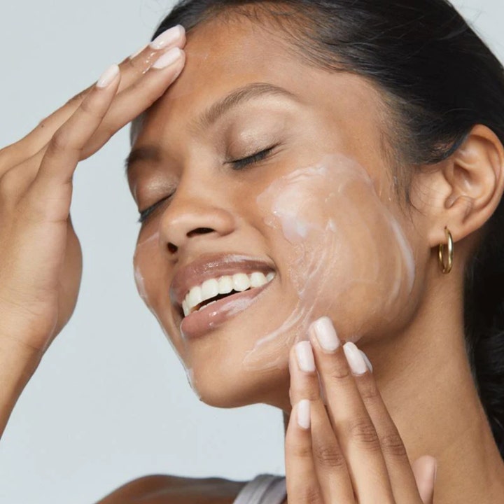 Dermalogica Sensitive Skin Rescue Kit beroligende ansigtspleje med en kvinde der påfører cremet produkt på huden