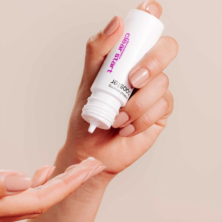 Dermalogica Clear Start Breakout Clearing Booster mod urenheder med niacinamid påføres fra hvid tube.