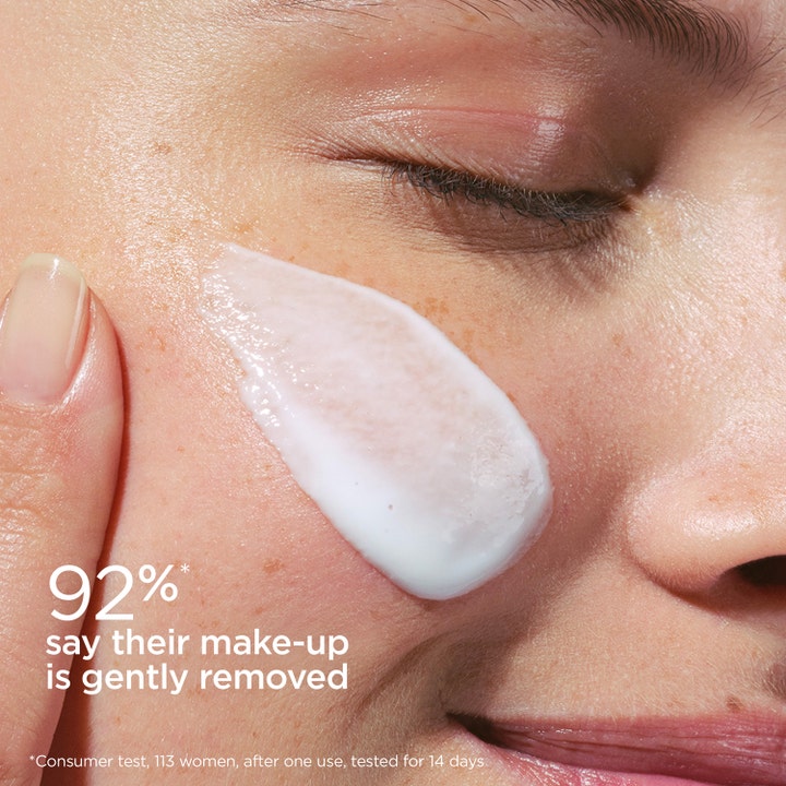 Clarins Velvet Cleansing Milk 200 ml blid rengøringsmælk vist som cremet hvid tekstur på hud med teksten 92%