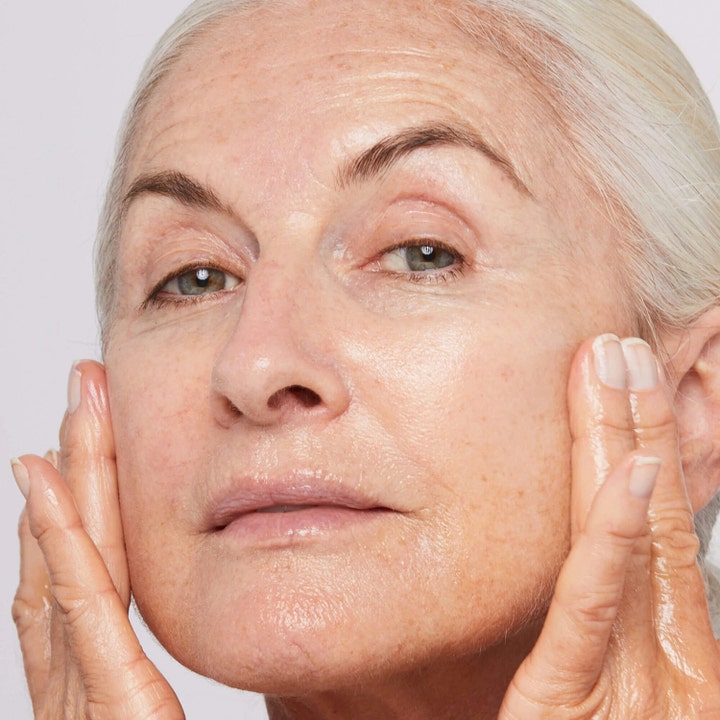 Dermalogica AGE smart Phyto-Nature Firming Serum 40 ml opstrammende serum påføres på moden hud for øget fasthed