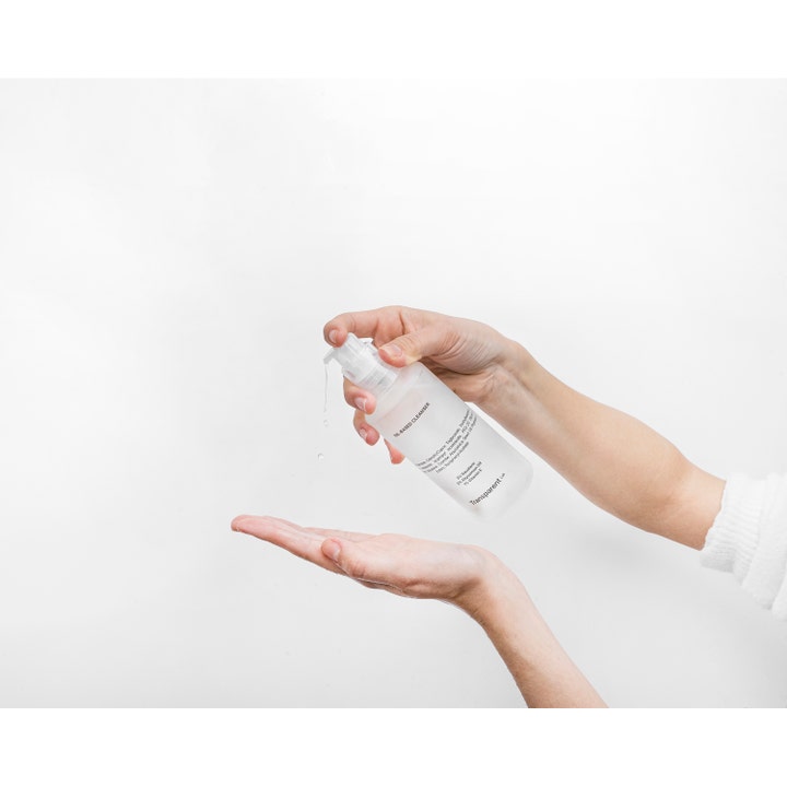 Niche Beauty Lab Transparent Lab Oil-Based Cleanser 200 ml ansigtsrens pumper klar olie ud i en hånd