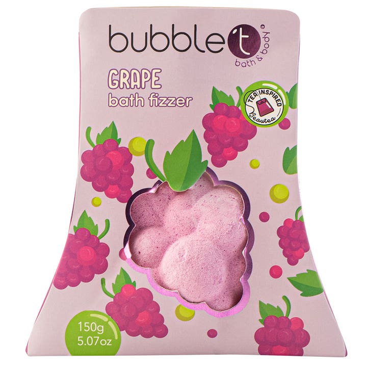 Bubble T Grape Bath Fizzer 150g badesalt giver et velduftende bad i lyserød pakke med lilla drueformet badebombe.