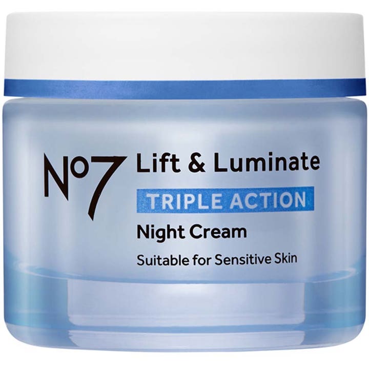 No7 Lift & Luminate Triple Action Night Cream 50 ml opstrammende natcreme i en lyseblå krukke med hvidt låg