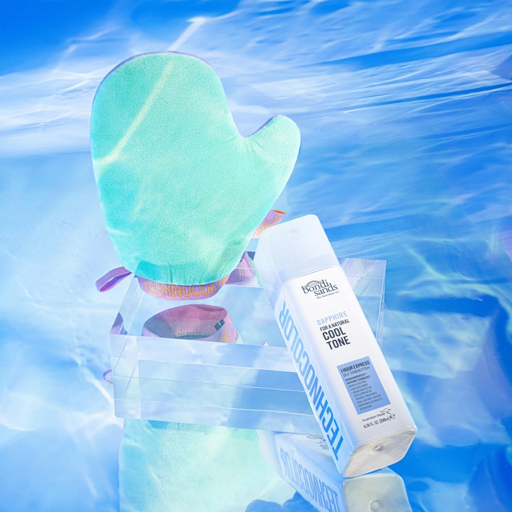 Bondi Sands Technocolor Sapphire 50 ml selvbruner til ansigtet vist med påføringshandske og vandrefleksioner.