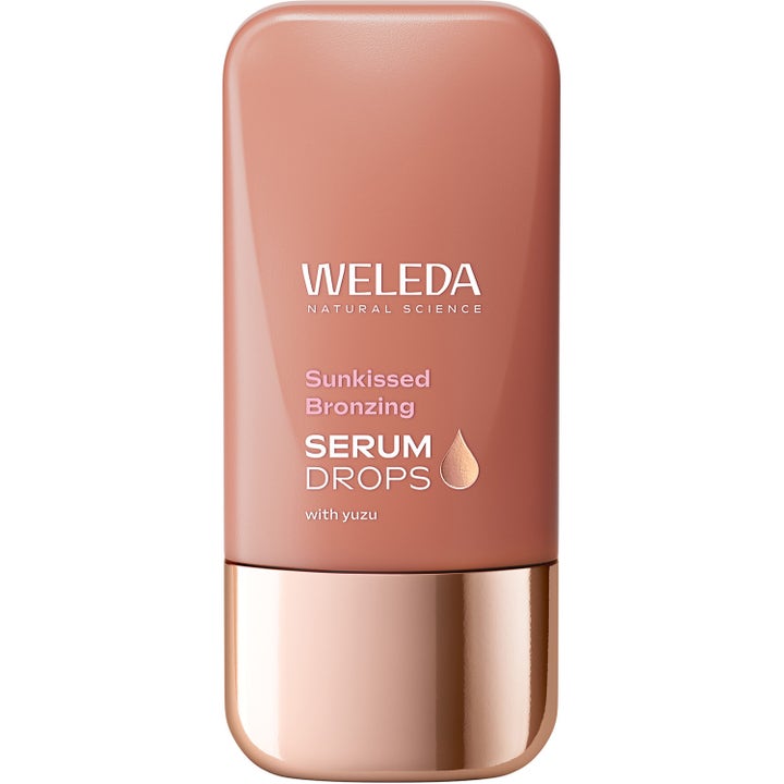 Weleda Sunkissed Bronzing Serum Drops 30 ml giver glød i en ferskenfarvet flaske med bronzelåg