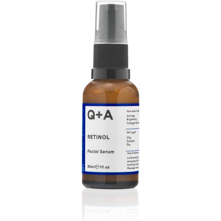 Q+A Retinol Facial Serum 30ml anti-age ansigtsserum i en brun glasflaske med sort pumpe og klart låg.