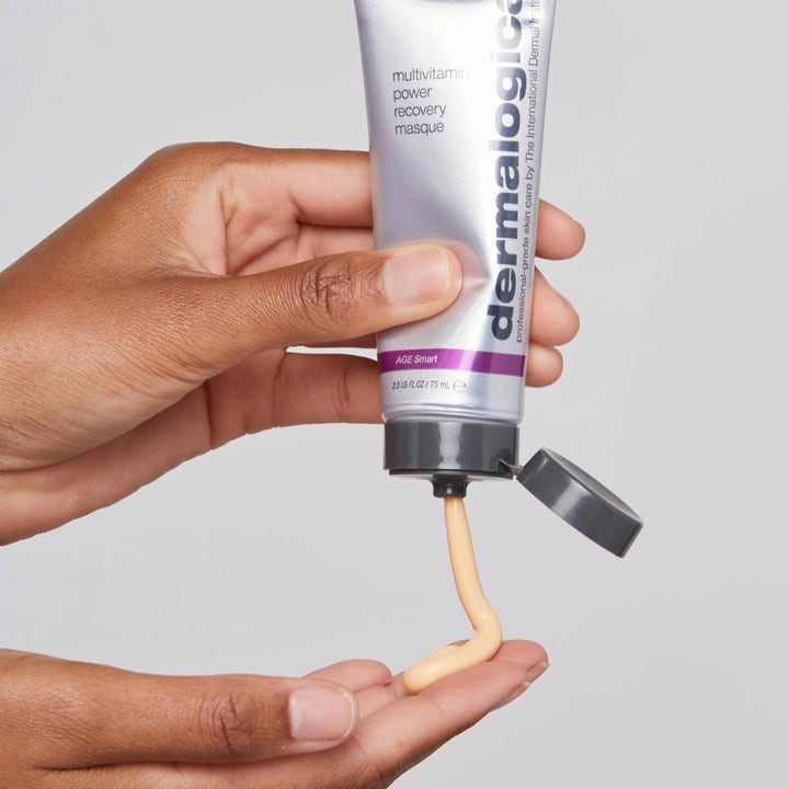 Dermalogica AGE smart Multivitamin Power Recovery Masque 75 ml ansigtsmaske med cremet tekstur fra sølvfarvet tube