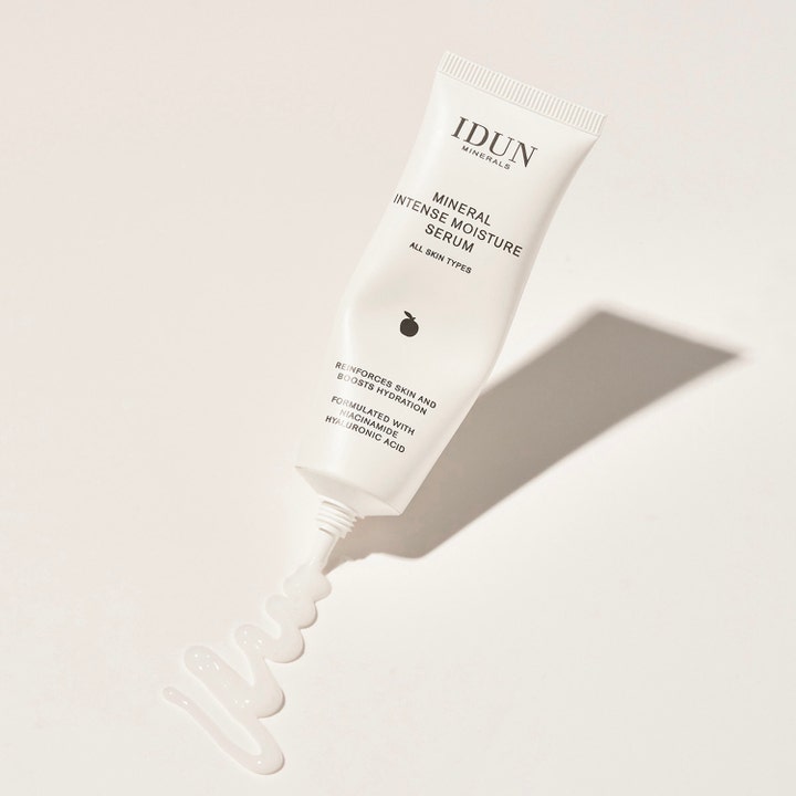 IDUN Minerals Moisturizing Serum 30 ml fugtgivende ansigtsserum med hyaluronsyre i hvid tube med klar geltekstur