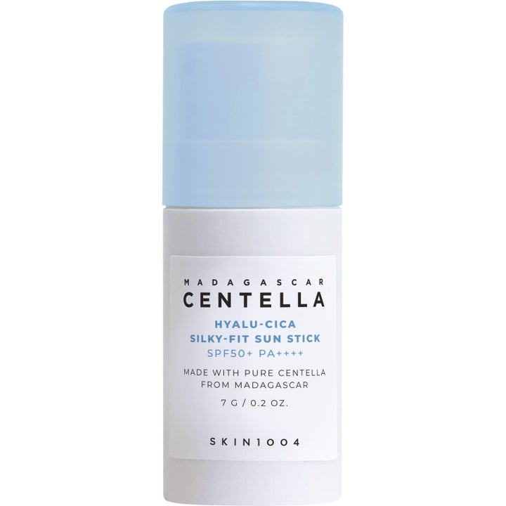 SKIN1004 Madagascar Centella Hyalu-Cica Silky-Fit Sun Stick 7 g solcreme i hvid stift med lyseblåt låg