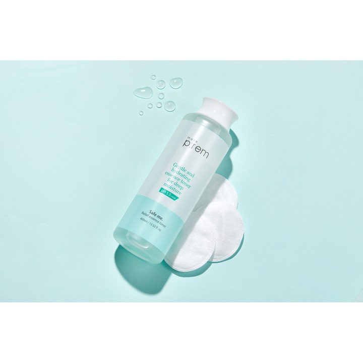 Make Prem Safe Me Relief Essence Toner 400 ml fugtgivende toner i klar flaske med vatrondeller og vanddråber