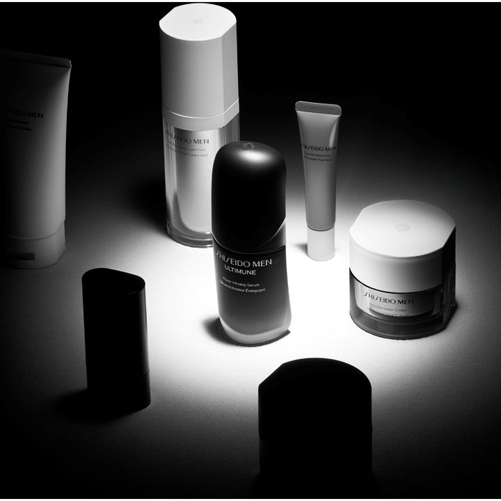 Shiseido Ultimune Men 2.0 Power Infusing Concentrate 50 ml styrkende serum i en stilfuld sort-hvid produktopsætning