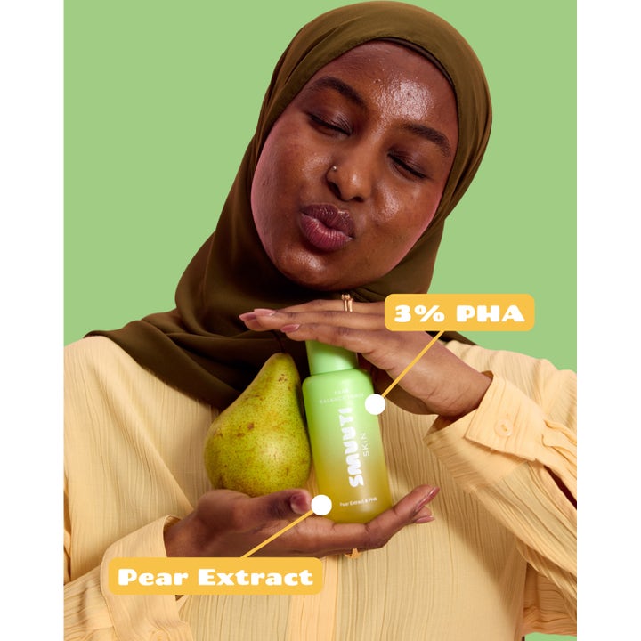 Smuuti Skin Pear Balance Toner 130 ml eksfolierende toner med 3% PHA og pæreekstrakt i grøn flaske med person