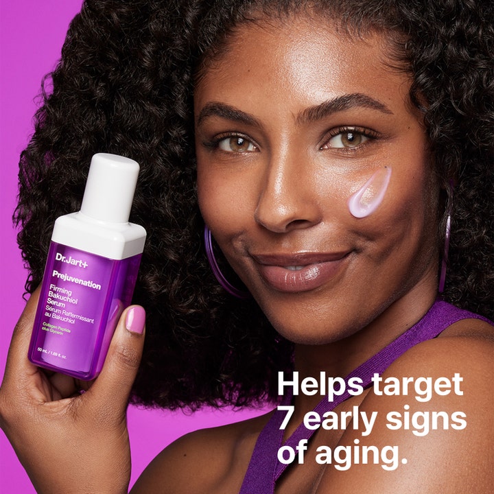 Dr.Jart+ Prejuvenation Firming Bakuchiol Serum 50 ml mod 7 tegn på aldring vist på kvinde med lilla serum på kinden.