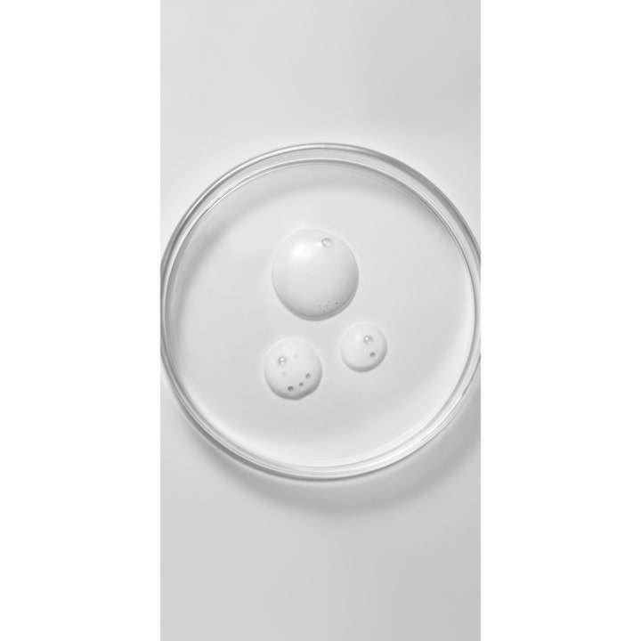 Babor DOC Itch Relief Serum 30 ml beroligende serum med klar flydende tekstur i en petri-glasskål.