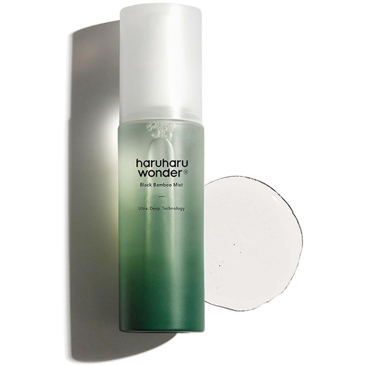 haruharu wonder Black Bamboo Mist 80 ml fugtgivende face mist i grøn gradientflaske med en klar teksturprøve