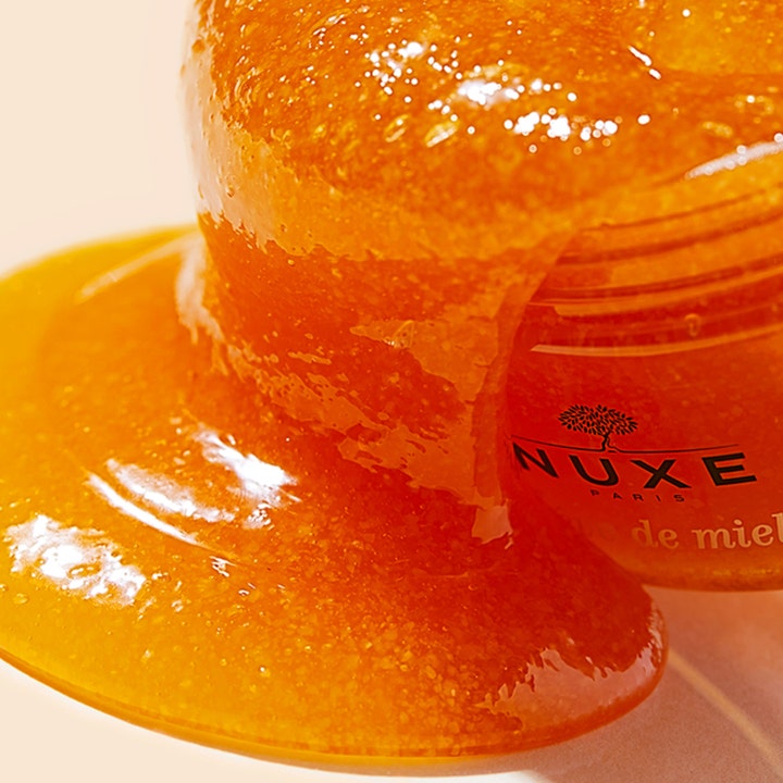 Nuxe Rêve de Miel Body Scrub 175 ml eksfolierende kropspleje med tyk honningfarvet tekstur og fine korn