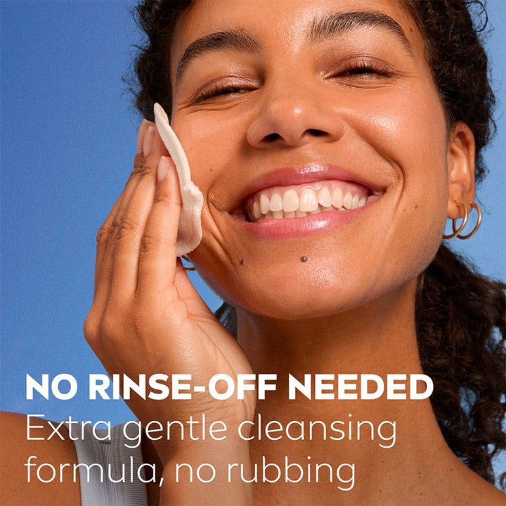 NIVEA Micellar Water Soothing 400 ml beroligende ansigtsrens bruges af smilende kvinde med en vatrondel