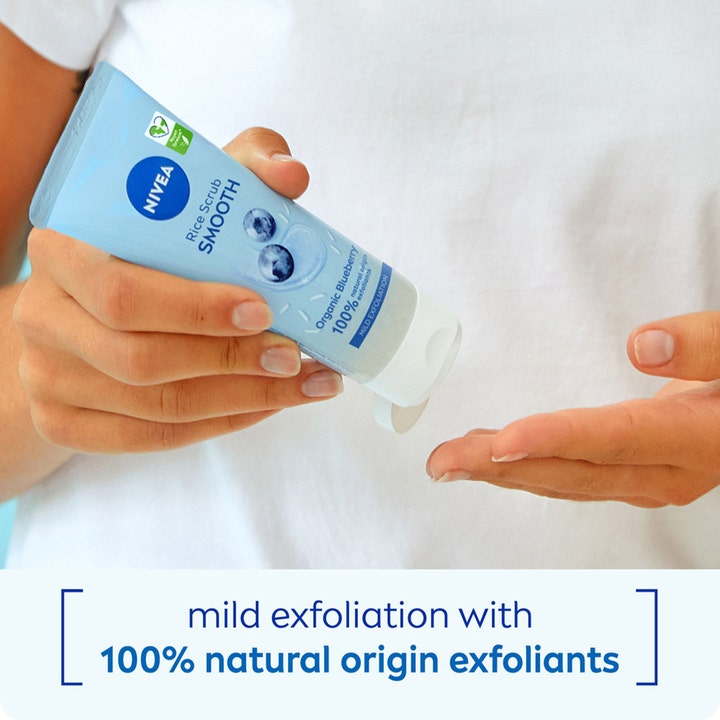 NIVEA Smooth Rice Scrub 75 ml ansigtsskrubb i lyseblå tube der doses i hånden for en mild eksfoliering