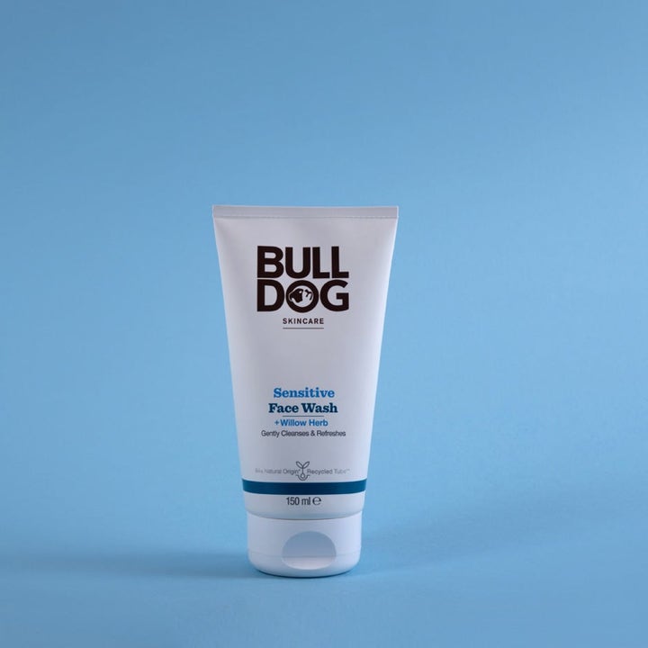 Bulldog Känslighetens Vän 250 ml beroligende ansigtsvask i hvid tube med blå detaljer til sensitiv hud
