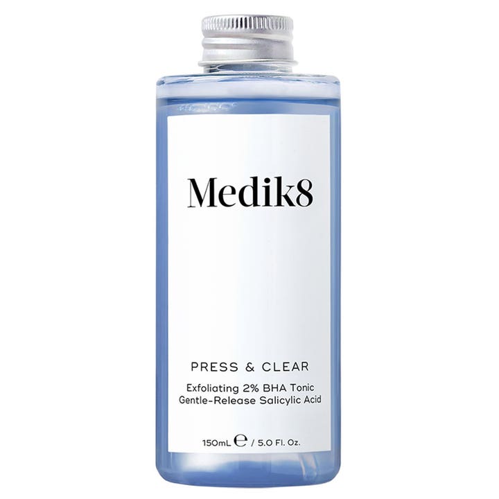Medik8 Press & Clear 150 ml eksfolierende BHA-tonic mod urenheder i klar flaske med blå væske og sølvlåg.