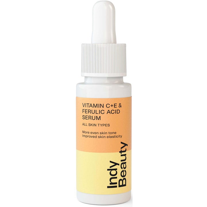 Indy Beauty Vitamin C+E & Ferulic Acid Serum 30 ml giver jævnere hudtone i hvid flaske med orange label og pipette