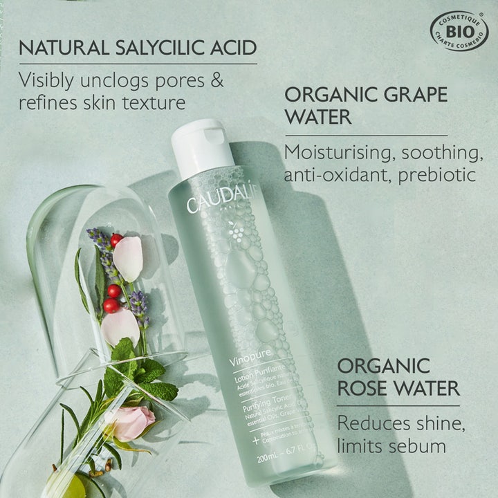 Caudalie Vinopure Purifying Toner 200 ml rensende ansigtsvand med salicylsyre vist med friske urter og rosenblade