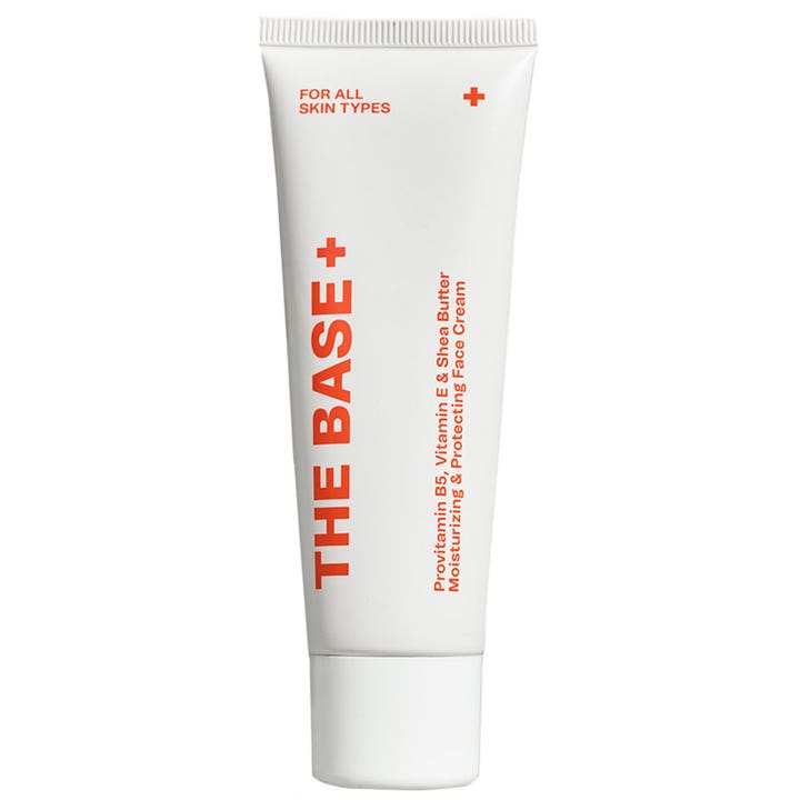 THE BASE+ Moisturizing & Protecting Face Cream fugtgivende ansigtscreme med vitamin B5 i en hvid tube med rød tekst