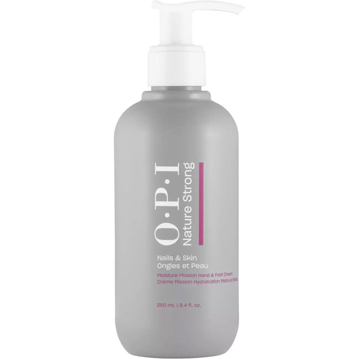 OPI Nature Strong 250 ml fugtgivende hånd og fodcreme i grå flaske med hvid pumpe til pleje af negle