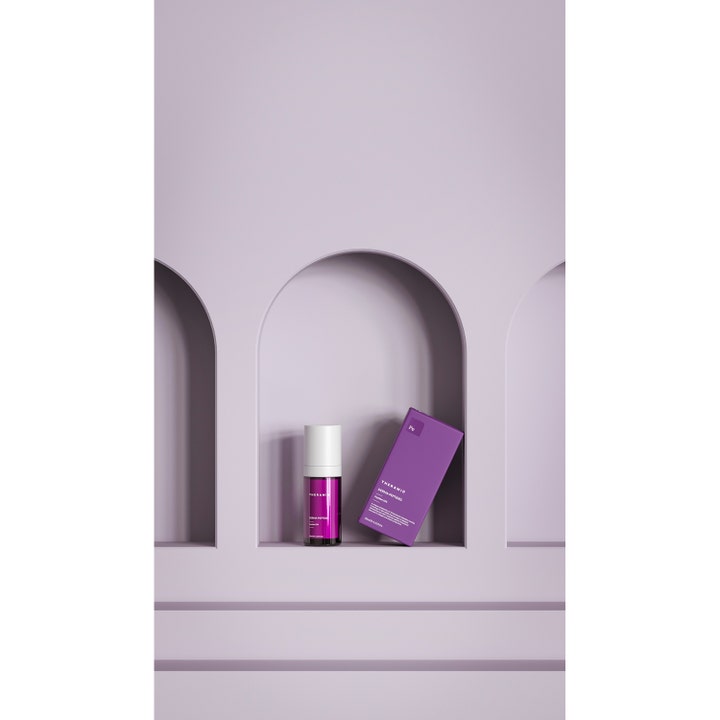 Niche Beauty Lab Theramid Derma-Peptides 30 ml serum med peptider i lilla glasflaske og æske i en buet niche