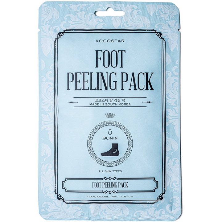 Kocostar Foot Peeling Pack 40 ml eksfolierende fodmaske i en lyseblå pose med hvide ornamenter og sort tekst.