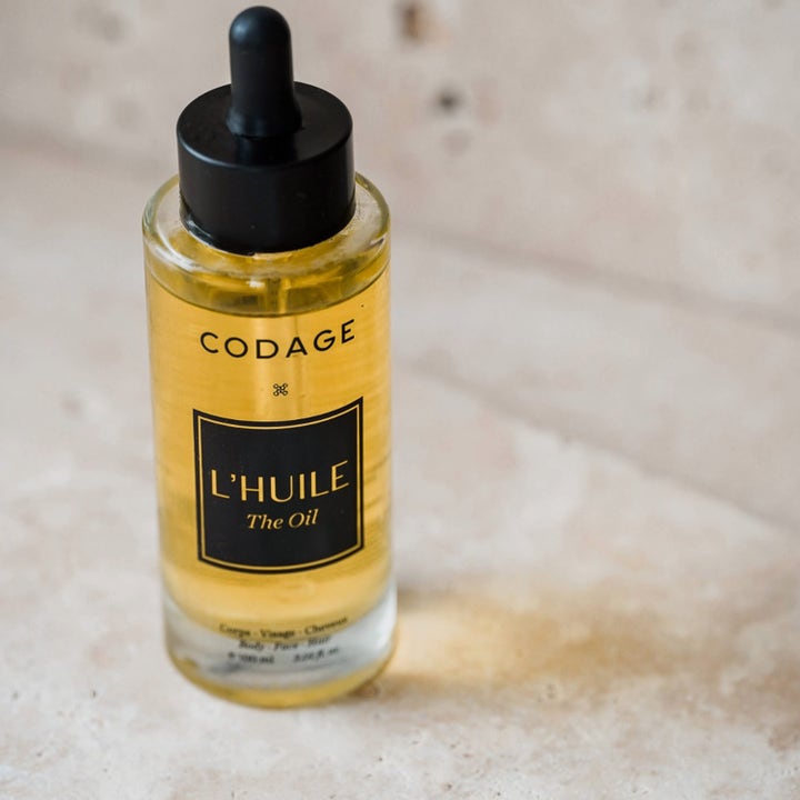 Codage Paris The Oil 100 ml nærende kropsolie i glasflaske med sort pipette på en lys stenoverflade