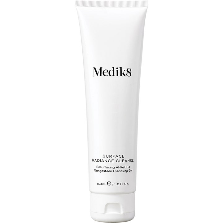 Medik8 Surface Radiance Cleanse 150 ml eksfolierende AHA/BHA rensegel i en hvid tube med sort tekst