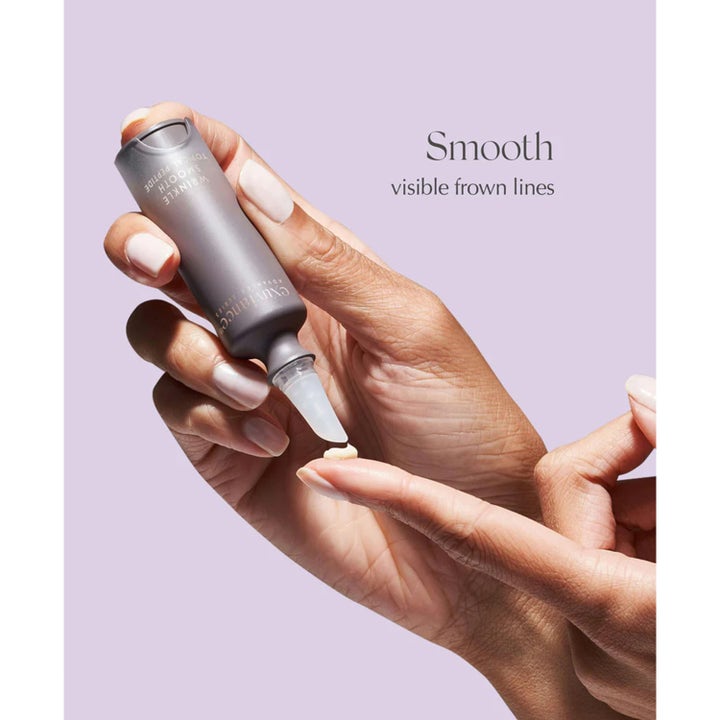 Exuviance Wrinkle Smooth Topical Peptide 5 g serum udglatter synlige rynker og påføres fra grå tube på fingeren.