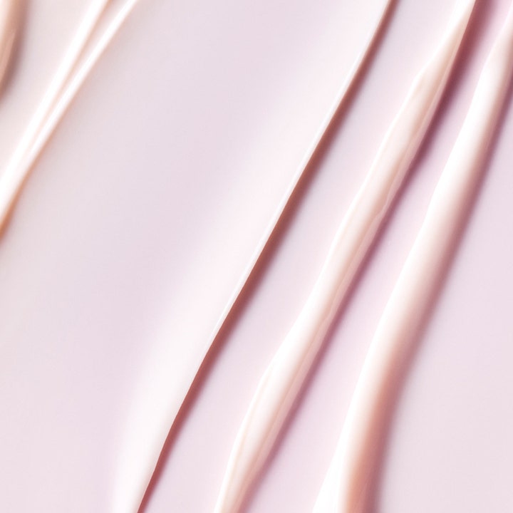 Estée Lauder Resilience Multi-Effect 50 ml opstrammende dagcreme med SPF15 og blød lyserød cremetekstur i strøg
