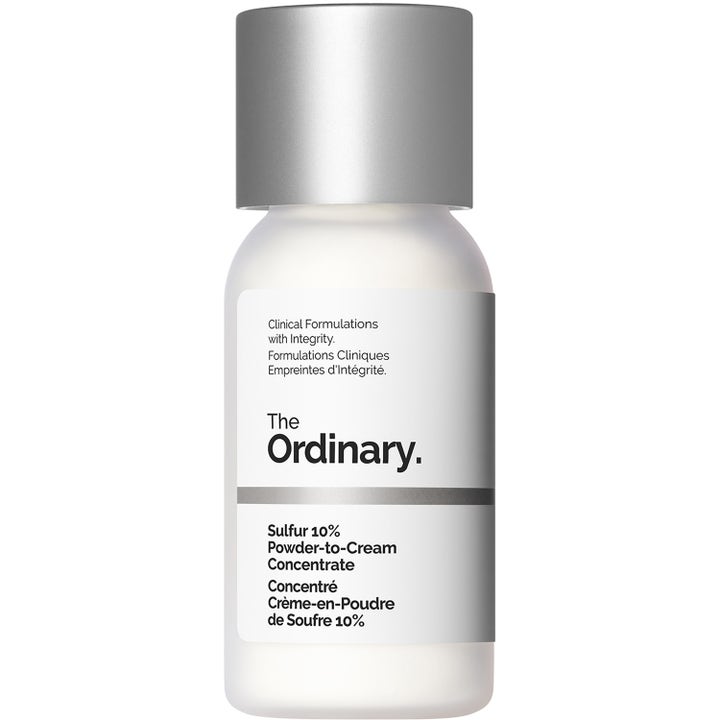 The Ordinary Sulfur 10% Powder-to-Cream Concentrate mod urenheder i hvid mat flaske med sølvfarvet låg