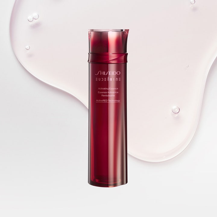 Shiseido Defend Eudermine Activating Essence 150 ml revitaliserende essence i rød flaske på flydende tekstur