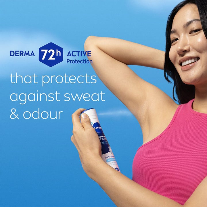 NIVEA Derma Control Defend 150 ml spray deoflaske i brug af kvinde der viser 72 timers beskyttelse