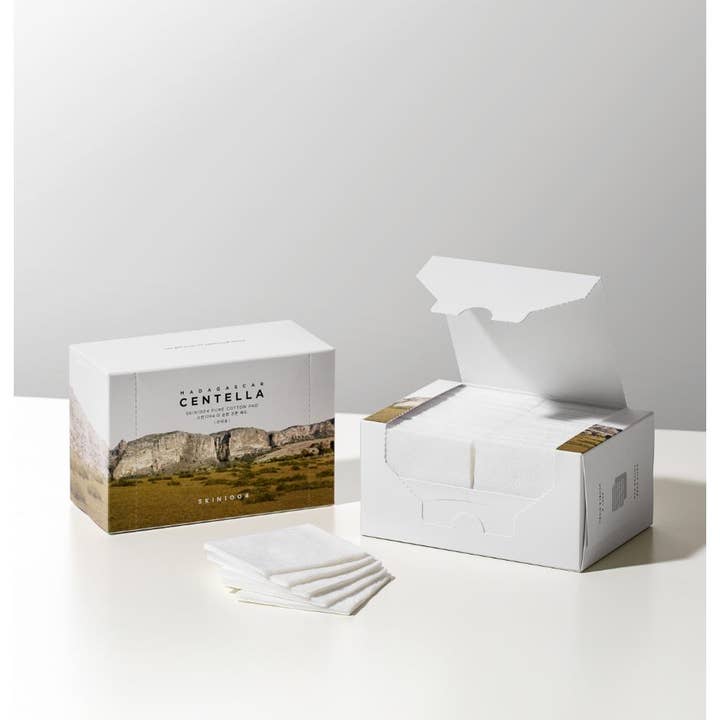 SKIN1004 Madagascar Centella Pure Cotton Pad beroligende vatrondeller i hvid æske med naturmotiv og åben pakke