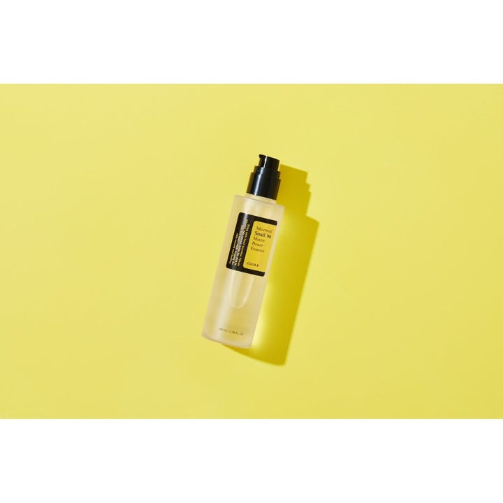 COSRX Advanced Snail 96 Essence 100 ml fugtgivende snegleslim i klar flaske på gul baggrund