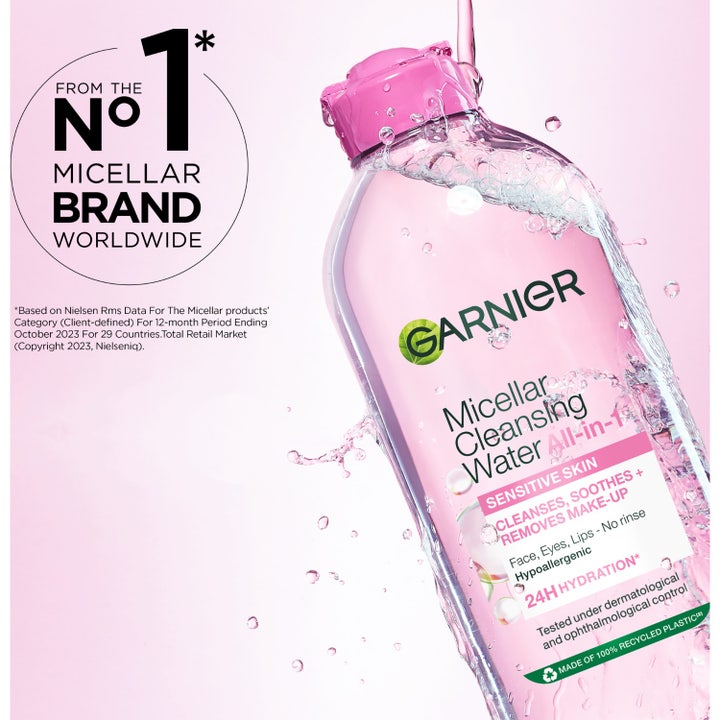 Garnier Skin Active Micellar Water 400 ml ansigtsrens i gennemsigtig flaske med lyserødt låg og vandstænk