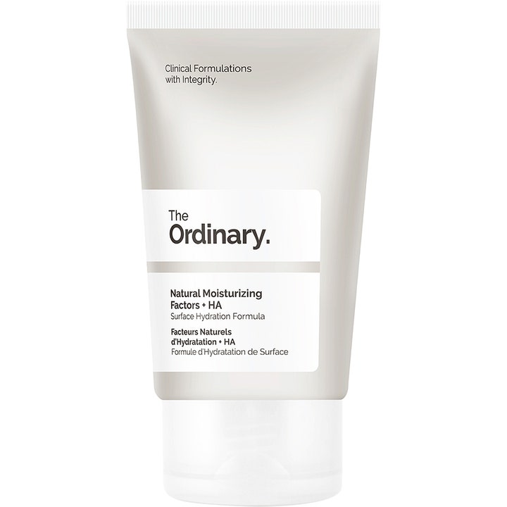 The Ordinary Natural Moisturizing Factors + HA fugtgivende ansigtscreme i en stilren gråhvid tube med hvidt låg.