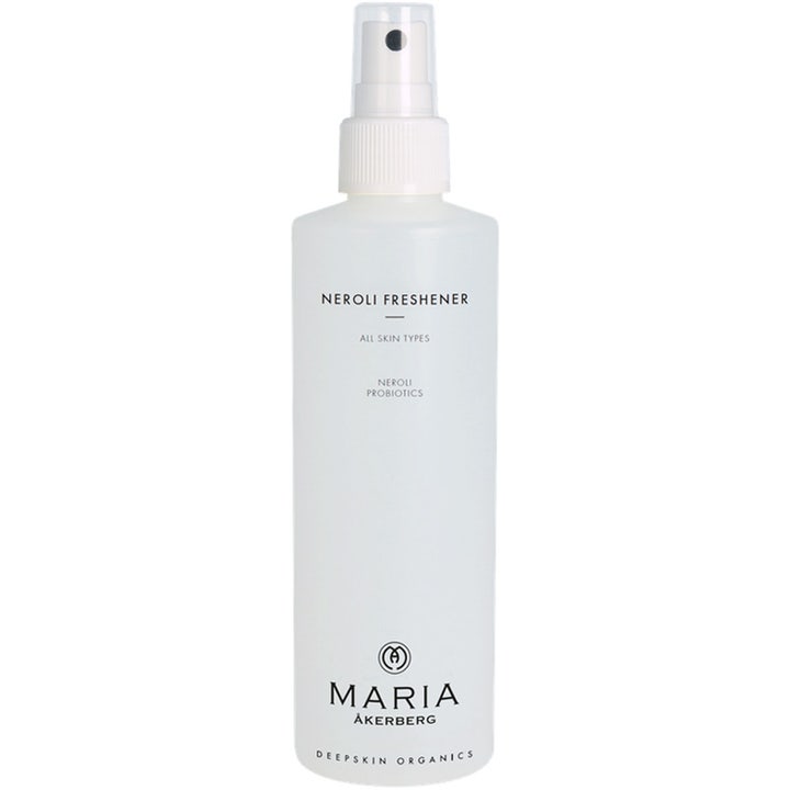 Maria Åkerberg Neroli Freshener fugtgivende ansigtstoner i en hvid frostet plastflaske med en praktisk spraypumpe