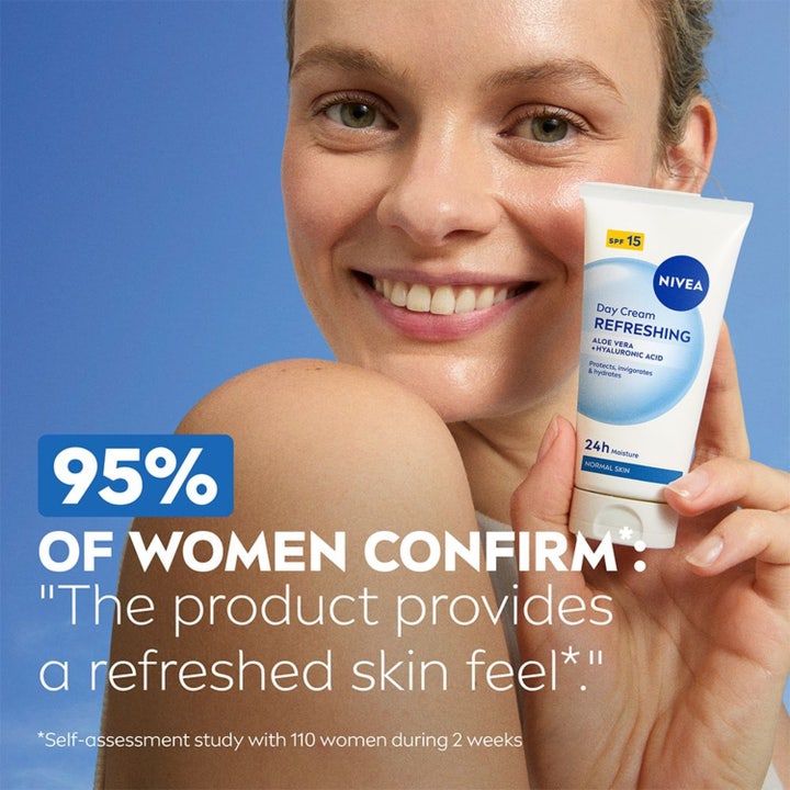 NIVEA Refreshing Day Cream 50 ml i tube holdt af smilende kvinde giver en opfrisket hudfølelse med SPF 15.